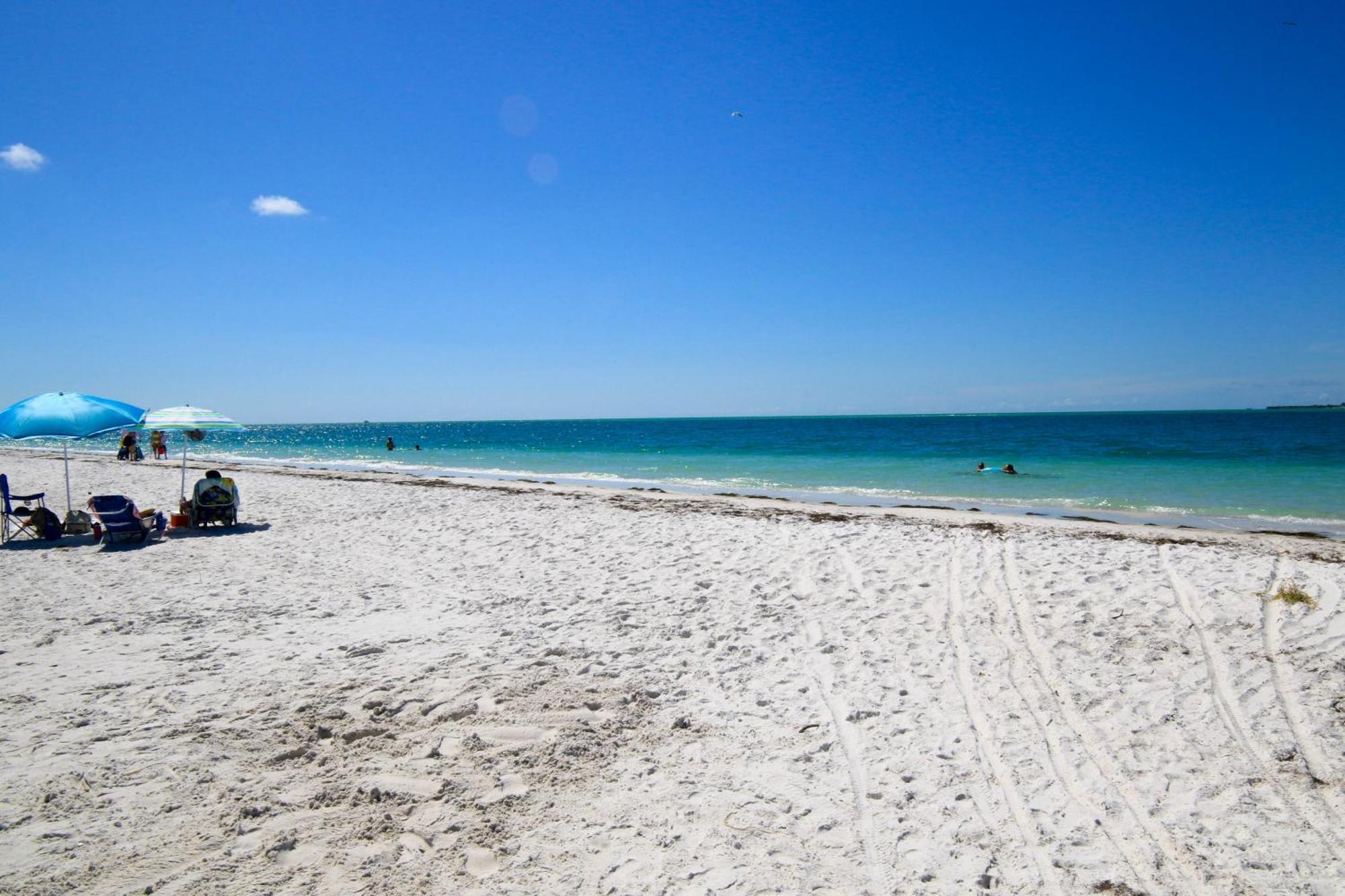 Anna Maria Island Runaway Tropical Dream-One Minute Walk To The Beach-Heated Pool 布雷登顿海滩 外观 照片