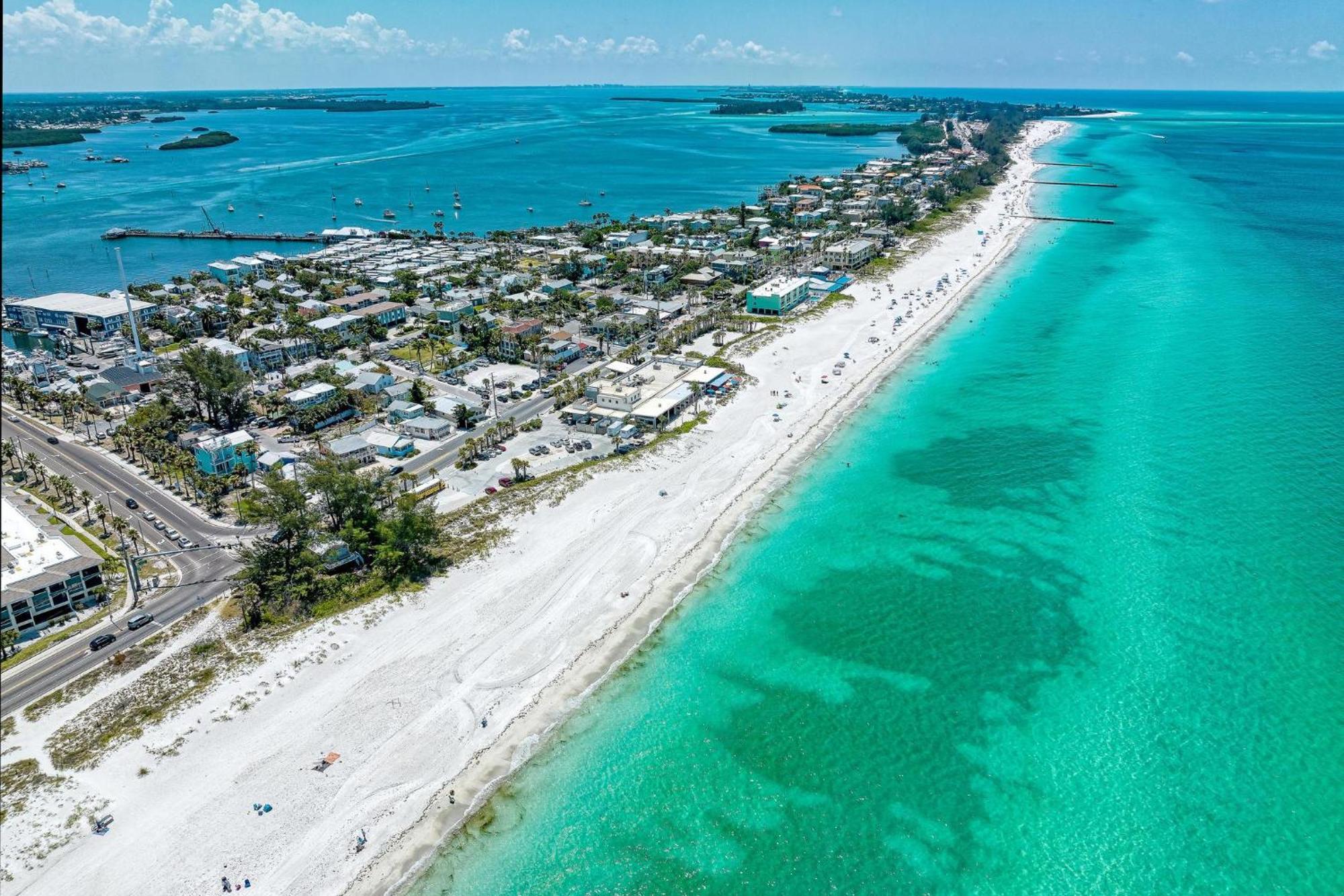 Anna Maria Island Runaway Tropical Dream-One Minute Walk To The Beach-Heated Pool 布雷登顿海滩 外观 照片