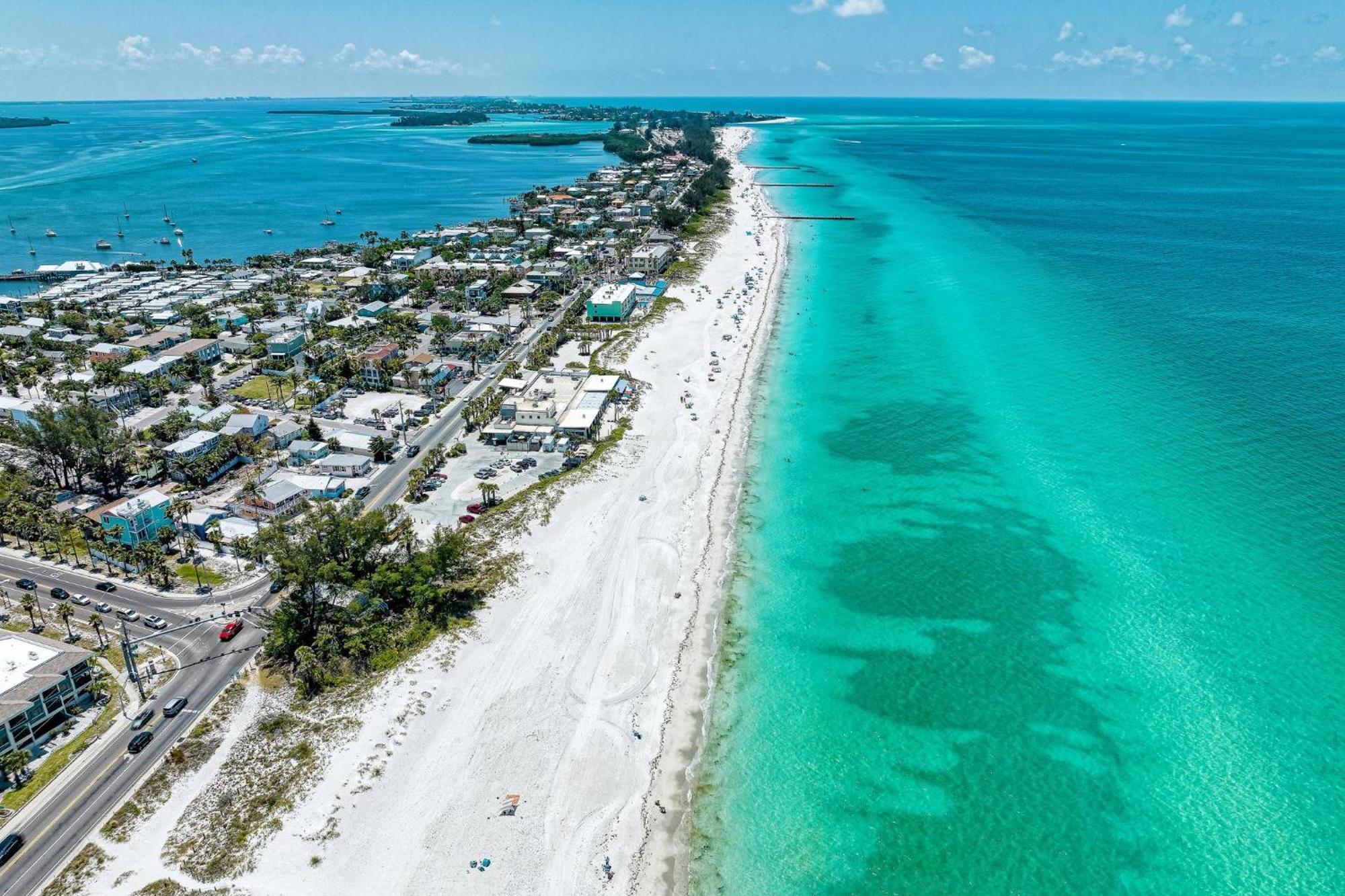 Anna Maria Island Runaway Tropical Dream-One Minute Walk To The Beach-Heated Pool 布雷登顿海滩 外观 照片