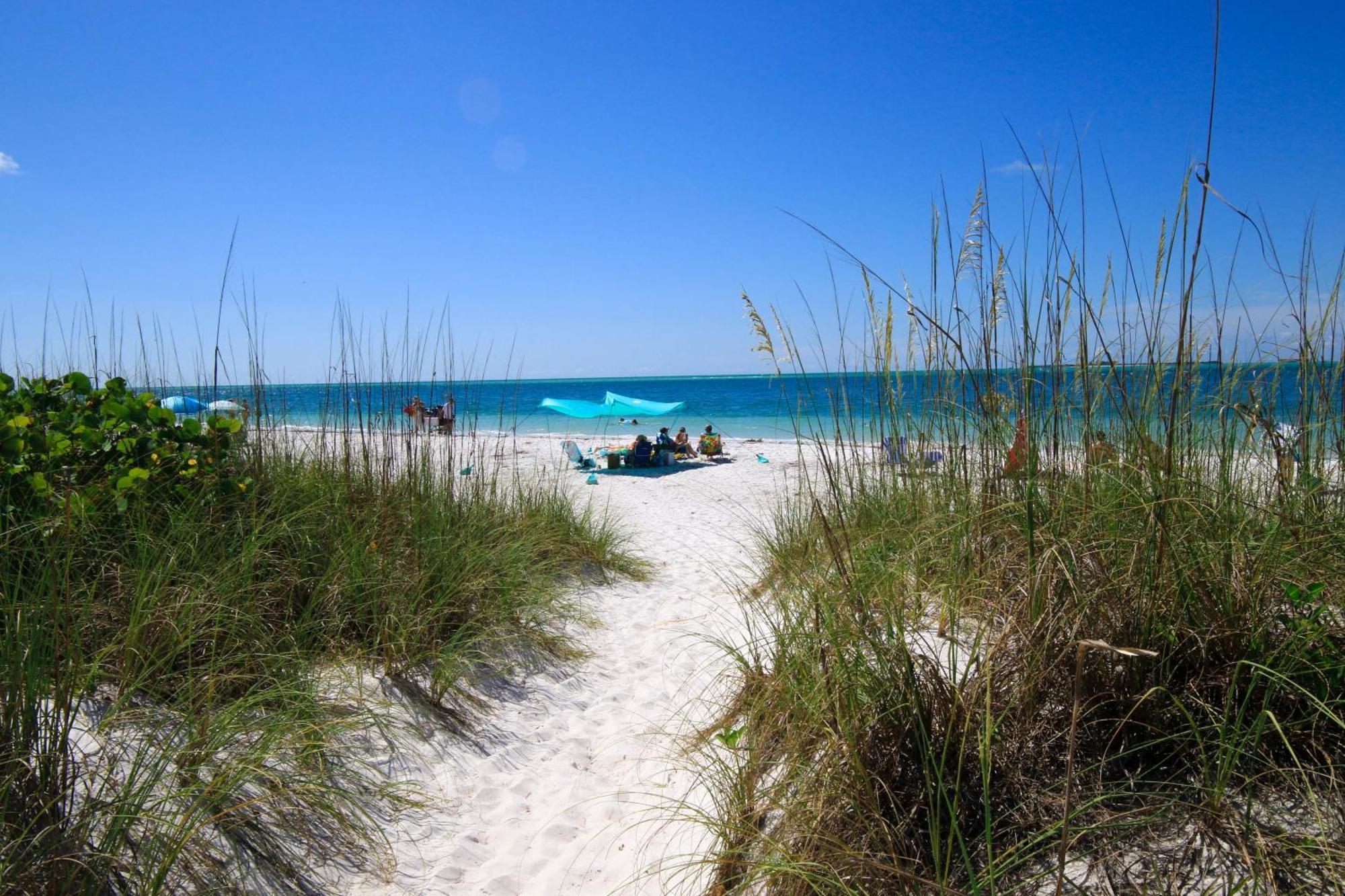 Anna Maria Island Runaway Tropical Dream-One Minute Walk To The Beach-Heated Pool 布雷登顿海滩 外观 照片