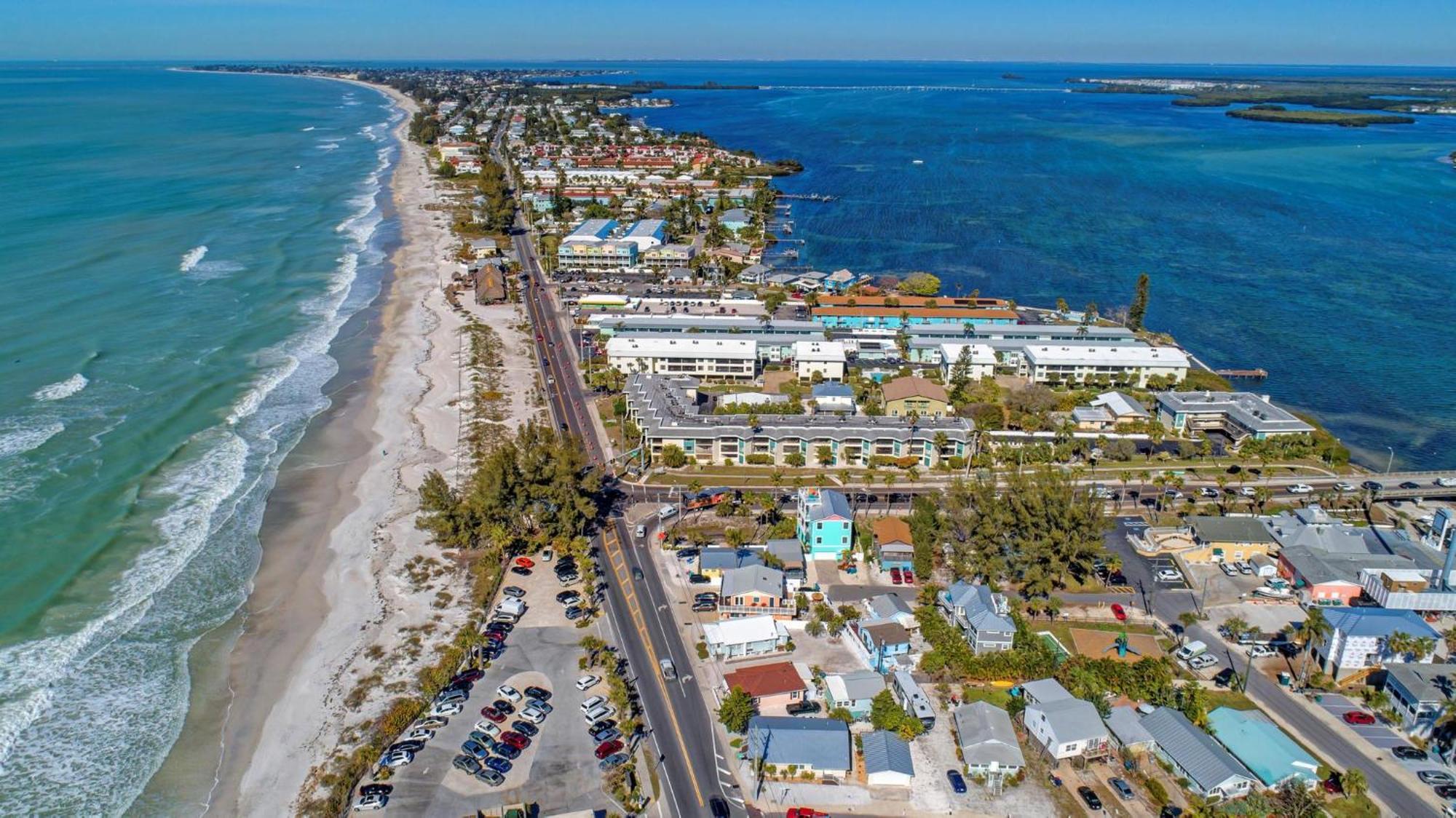 Anna Maria Island Runaway Tropical Dream-One Minute Walk To The Beach-Heated Pool 布雷登顿海滩 外观 照片