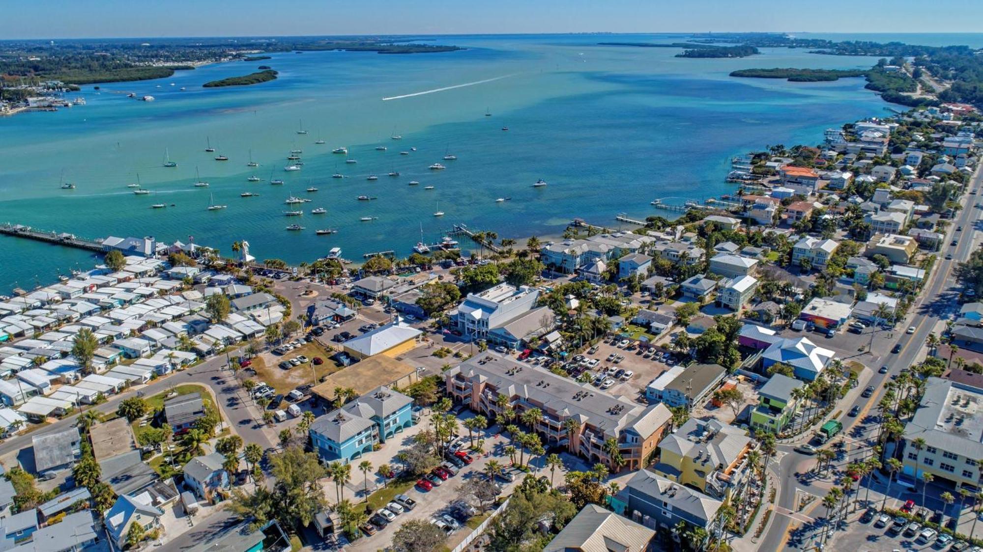 Anna Maria Island Runaway Tropical Dream-One Minute Walk To The Beach-Heated Pool 布雷登顿海滩 外观 照片