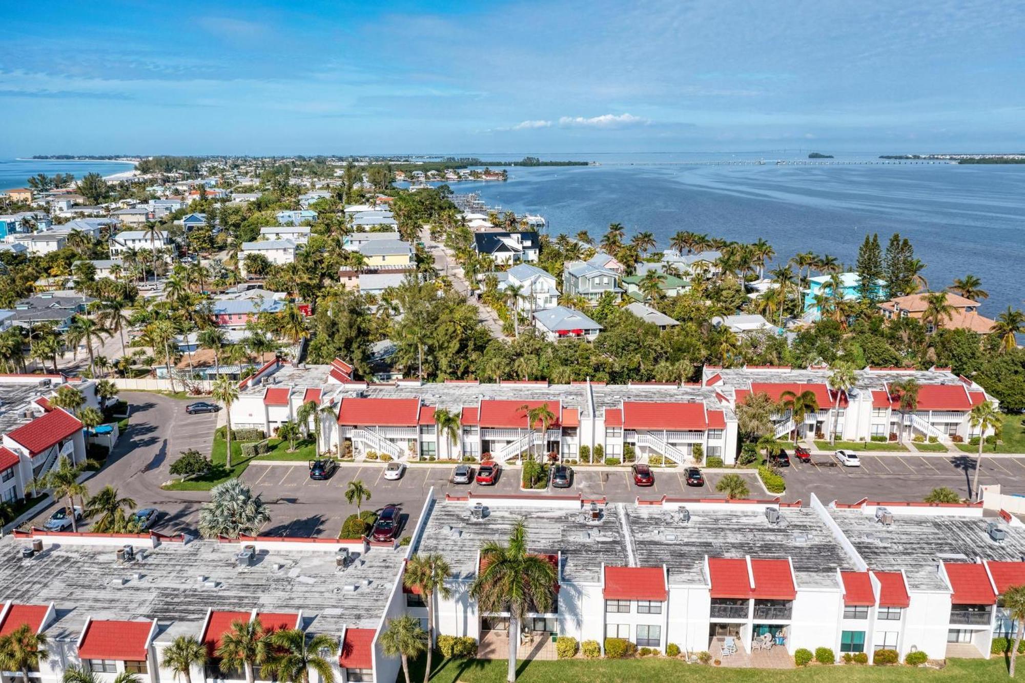 Anna Maria Island Runaway Tropical Dream-One Minute Walk To The Beach-Heated Pool 布雷登顿海滩 外观 照片