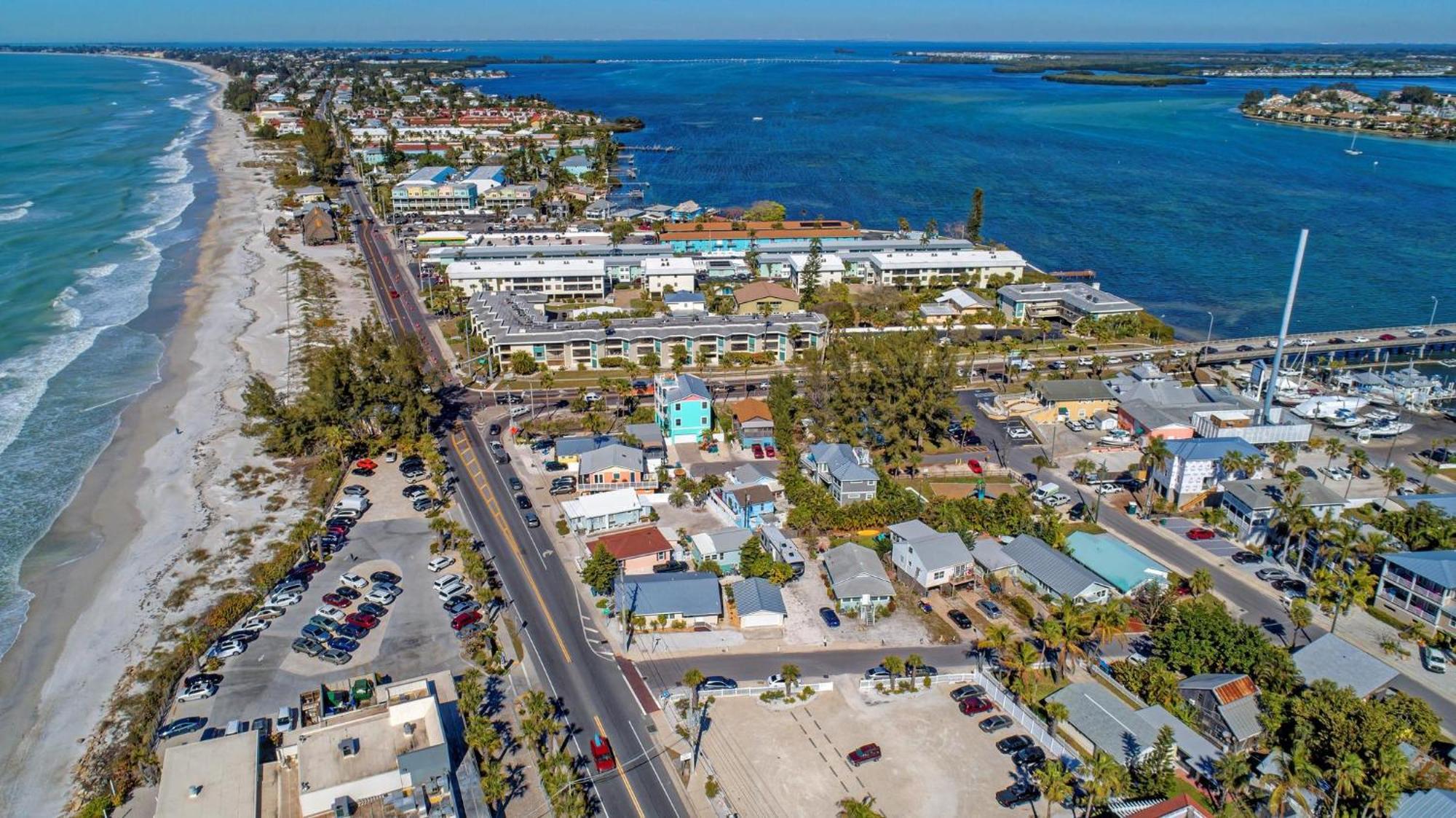Anna Maria Island Runaway Tropical Dream-One Minute Walk To The Beach-Heated Pool 布雷登顿海滩 外观 照片