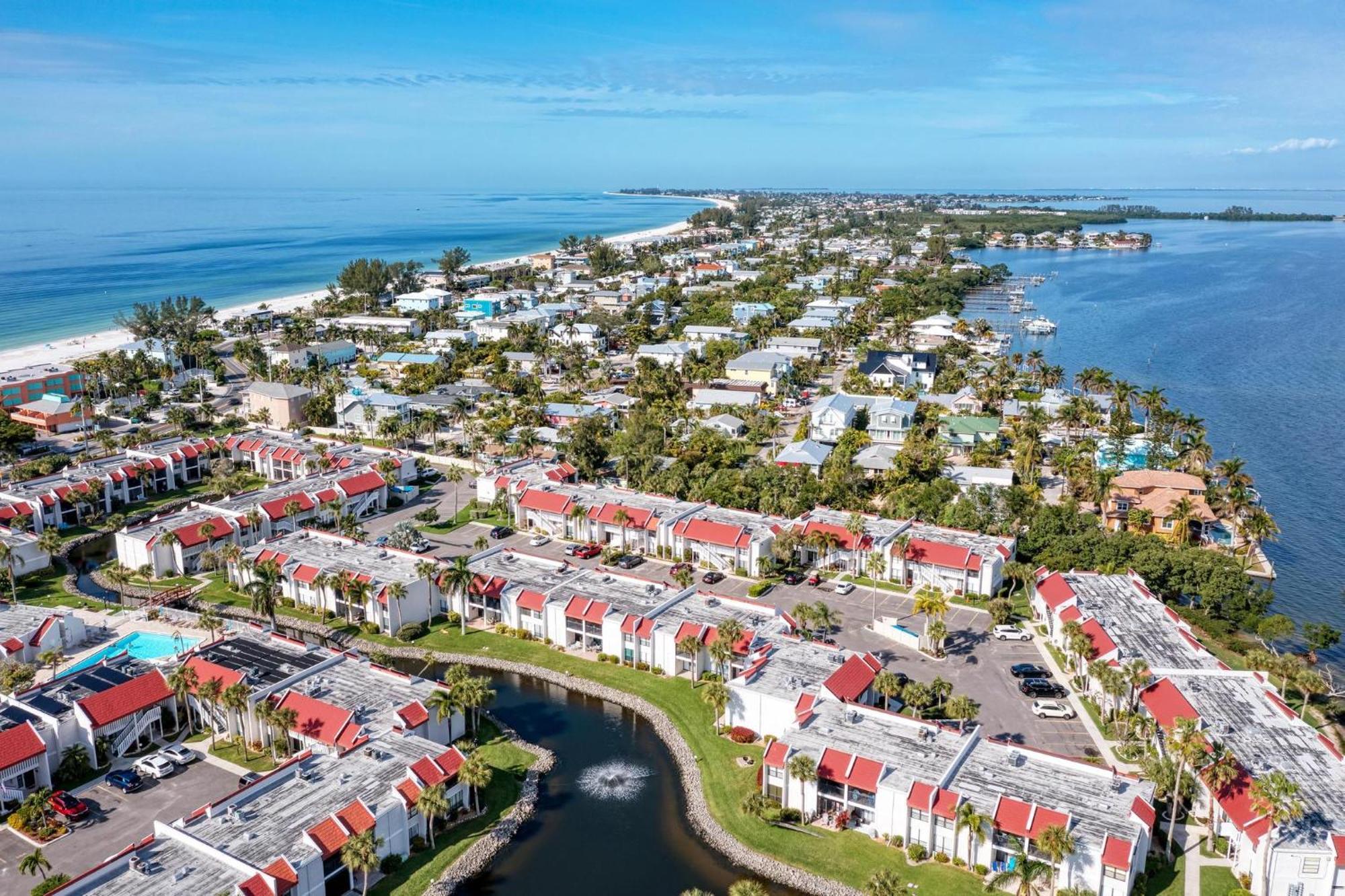 Anna Maria Island Runaway Tropical Dream-One Minute Walk To The Beach-Heated Pool 布雷登顿海滩 外观 照片