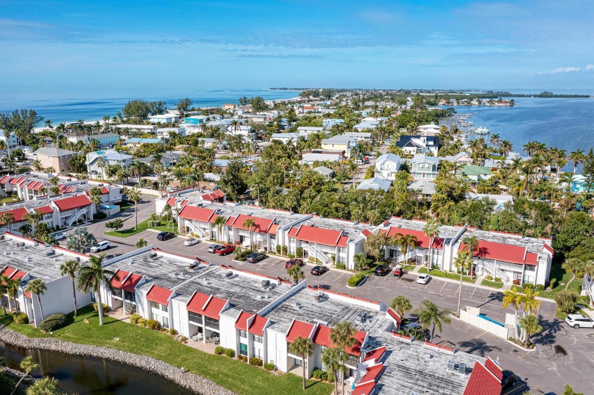 Anna Maria Island Runaway Tropical Dream-One Minute Walk To The Beach-Heated Pool 布雷登顿海滩 外观 照片