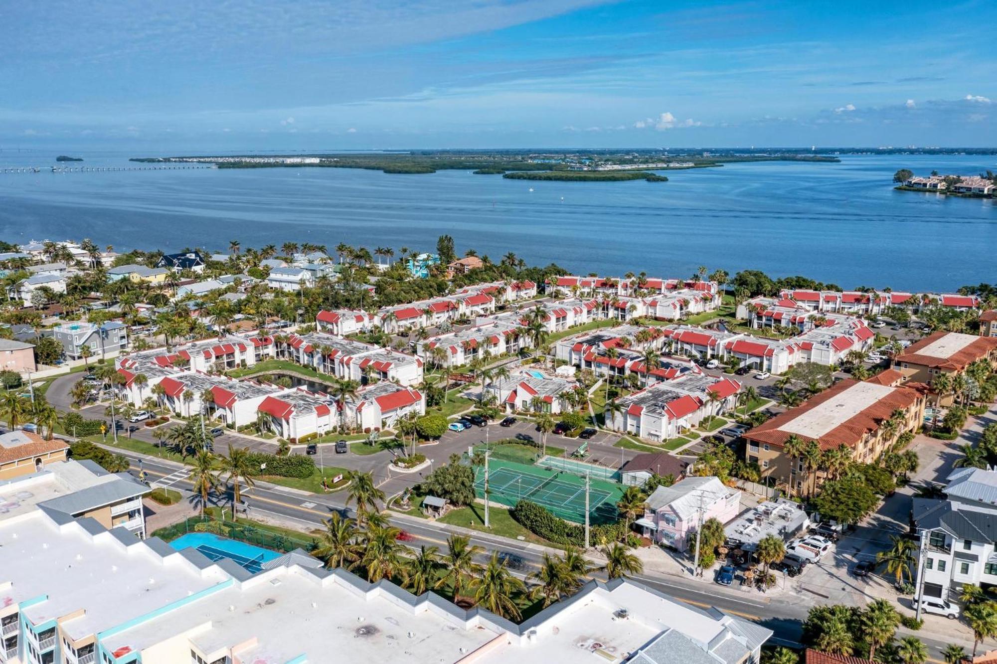 Anna Maria Island Runaway Tropical Dream-One Minute Walk To The Beach-Heated Pool 布雷登顿海滩 外观 照片